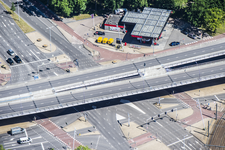 909168 Luchtfoto van het viaduct in de Weg der Verenigde Naties over het 24 Oktoberplein te Utrecht, met rechtsboven ...